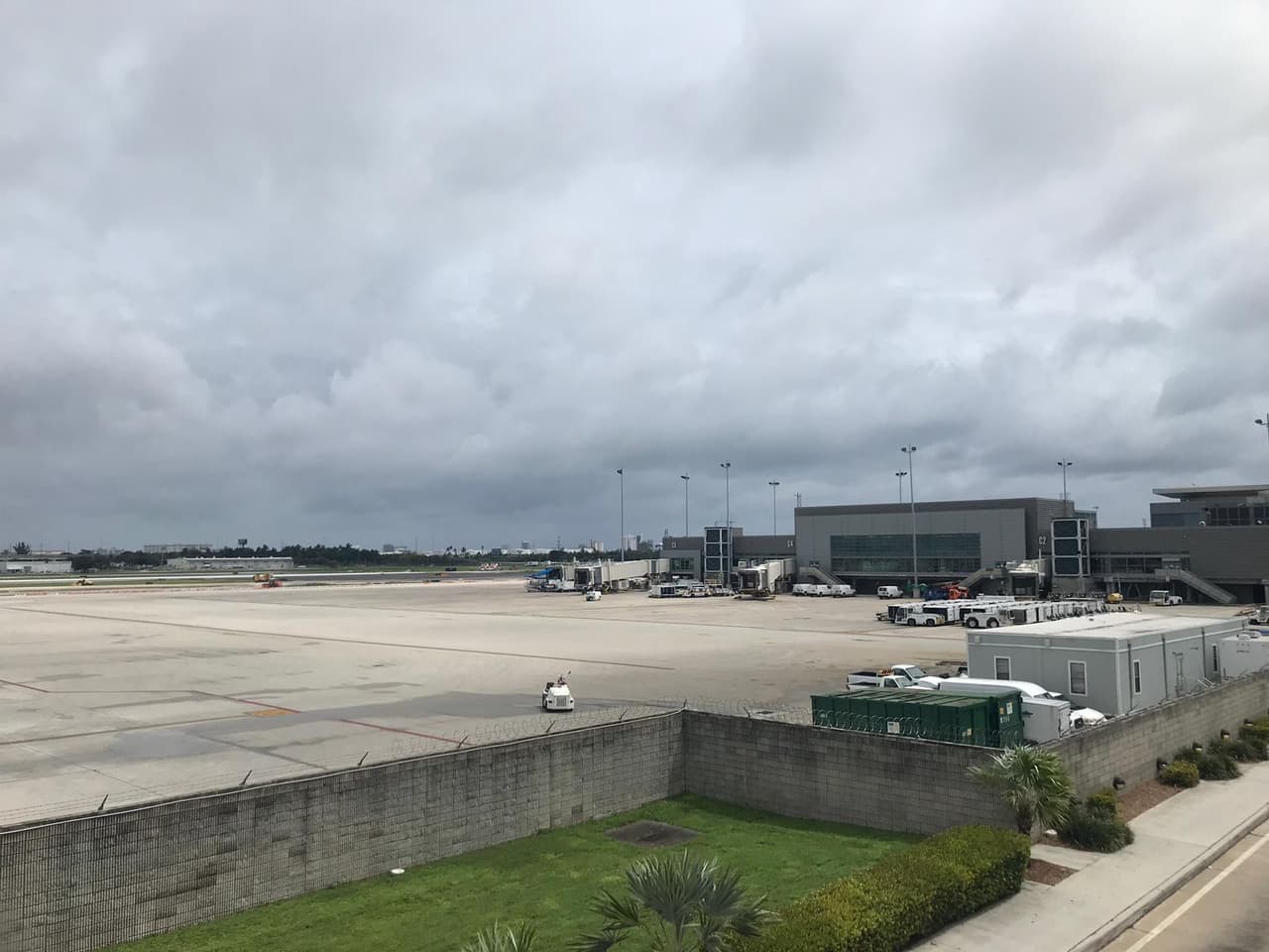 La torre de control del aeropuerto no puede funcionar, cuando los vientos son superiores a las 55 millas.