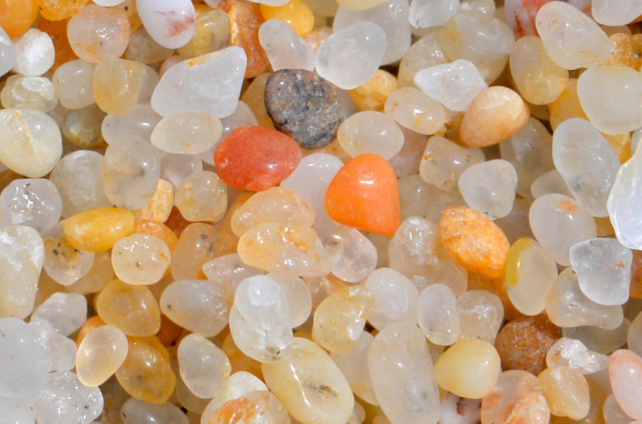 ¿Y esta colección de gemas? En realidad es arena vista con gran aumento. Ya no volverás a caminar por la playa sin apreciar la belleza que estás pisando.