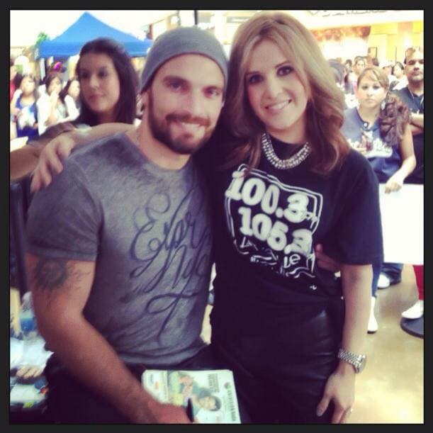 Esta foto con 
<a href="http://www.univision.com/temas/julian-gil">Julian Gil</a> se la tomó varios años atrás. ¿Se habrá enterado 
<a href="http://www.univision.com/temas/marjorie-de-sousa">Marjorie de Sousa</a>?