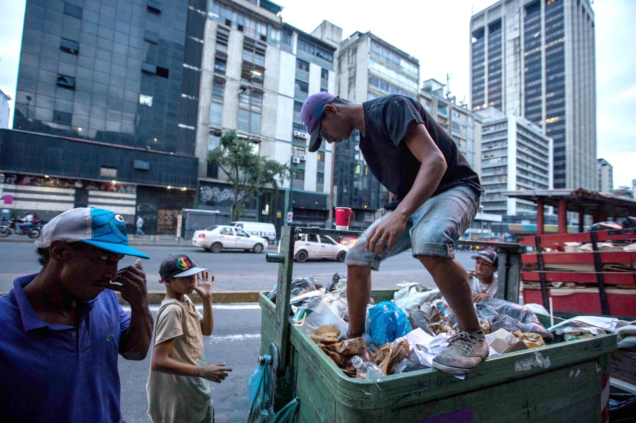 <b>"Hasta el presidente nos habrá visto y se hace la vista gorda. Este gobierno no ayuda a nadie"</b>, dice Edgar, de 19 años, subido al contenedor. En varias oportunidades se han detenido funcionarios del gobierno que los anotan en listas y les prometen una ayuda que nunca llega.