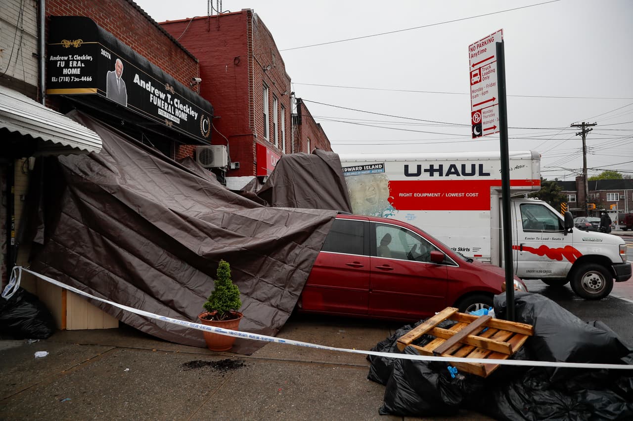 El protocolo establecido por la asociación de hospitales de Nueva York dice que los cuerpos de los fallecidos deben tratarse con una manera que denote respeto, nunca deben apilarse, deben ser almacenados adecuadamente y los hospitales deben contar con los suministros adecuados para el embalaje de los difuntos.