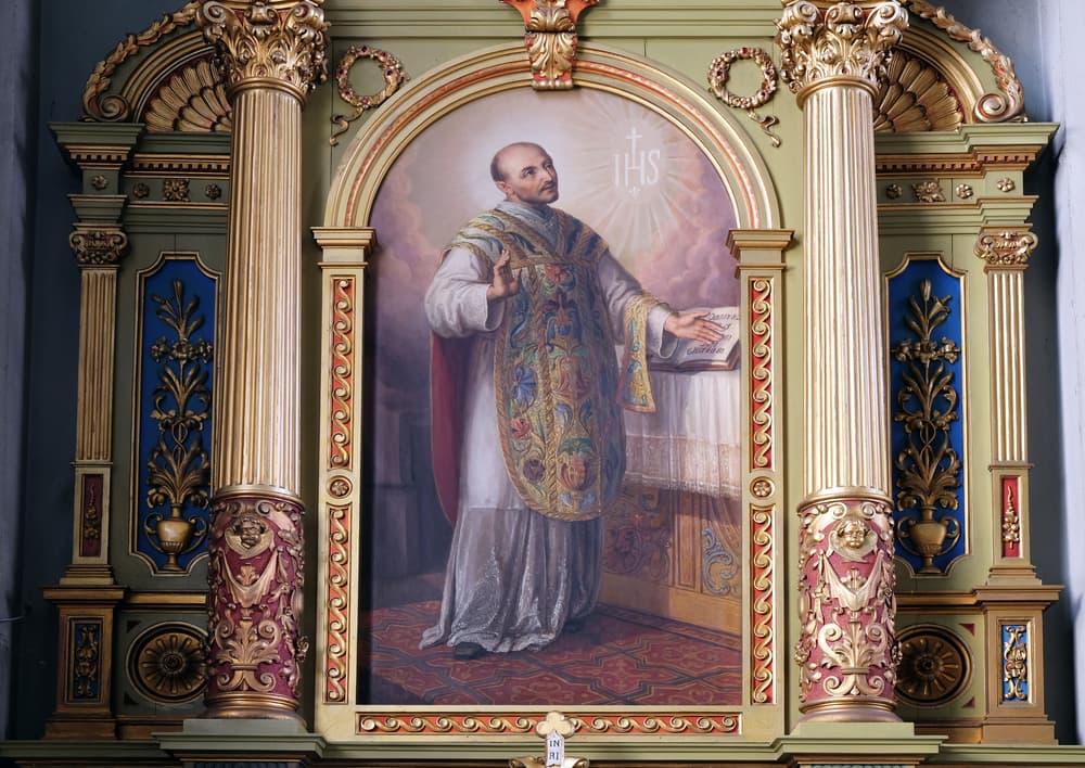 Al parecer le hicieron tres operaciones en la rodilla, sin anestesia, y al final tuvieron que ponerle unas pesas en la pierna derecha para que no quedara más corta que la otra. Ultimadamente quedó mal y tuvo que cojear el resto de su vida.