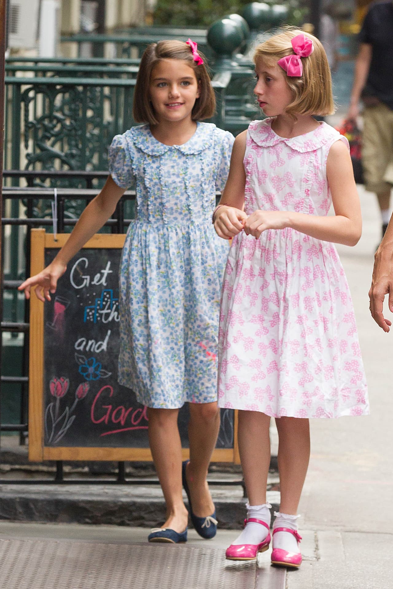 Un diseño clásido y fresco para días de verano. Este cojunto de vestido azul con estampado floral pertenece a la firma infantil Rachel Riley.