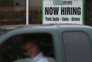 Las inscripciones semanales por desempleo llegan a su menor nivel en 15 años