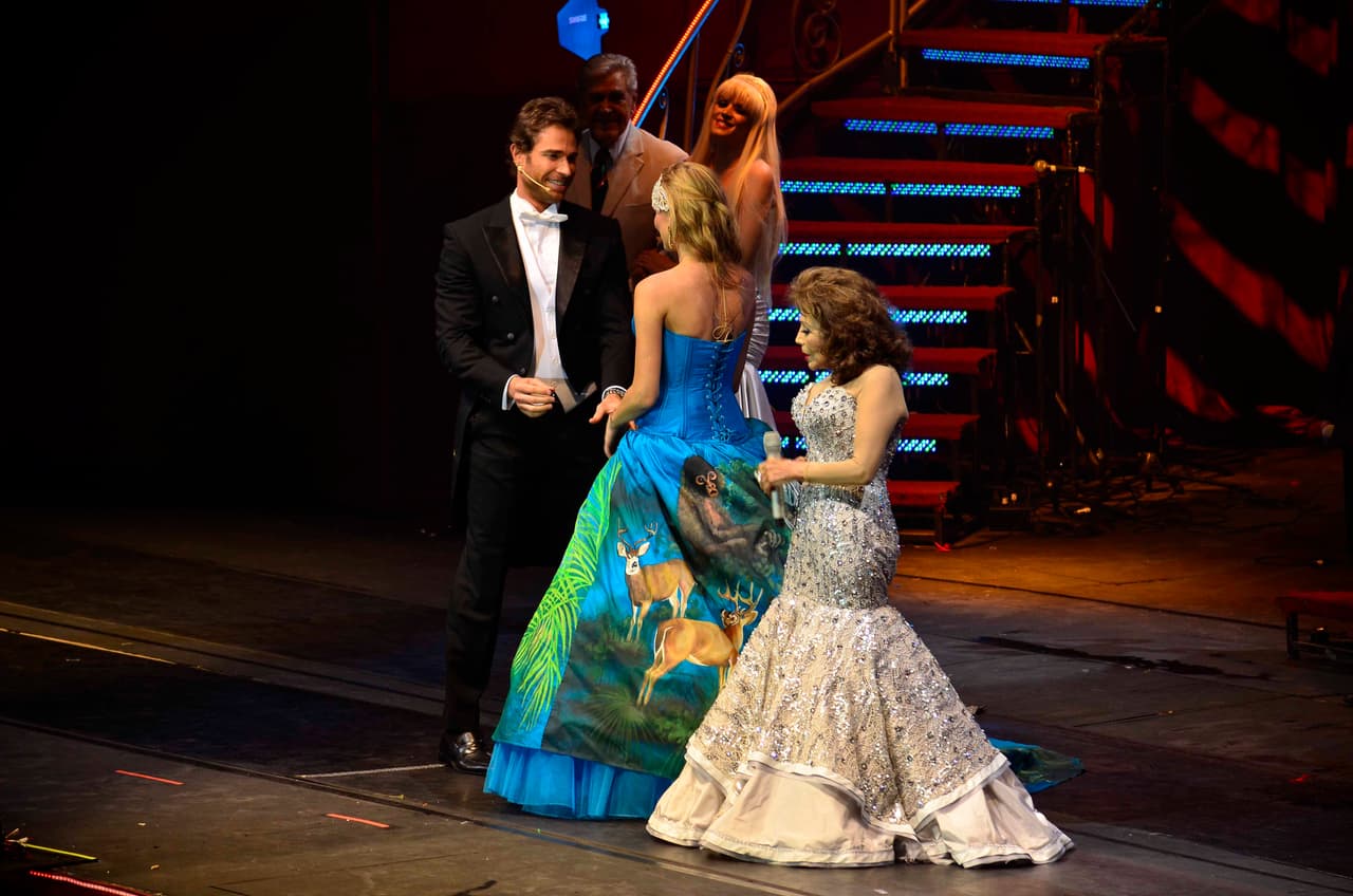 <b>Existen dos versiones no oficiales sobre su ruptura</b>. Una dice que 
<b><a href="http://www.univision.com/entretenimiento/manola-diez-dice-que-aracely-arambula-la-amenazo-de-muerte-por-esta-foto-te-explicamos-lo-que-sabemos">Aracely</a></b> tenía celos de que 
<b><a href="http://www.univision.com/temas/sebastian-rulli">Sebastián</a></b> trabajara junto a 
<b><a href="http://www.univision.com/temas/angelique-boyer">Angelique</a></b> en la telenovela 'Lo que la vida me robó'. La otra asegura que Santiago (el hijo de Rulli) y Miguel (el hijo mayor de la actriz) tuvieron una discusión y 'La Chule' perdió los estribos y comparó a Rulli con Luis Miguel.