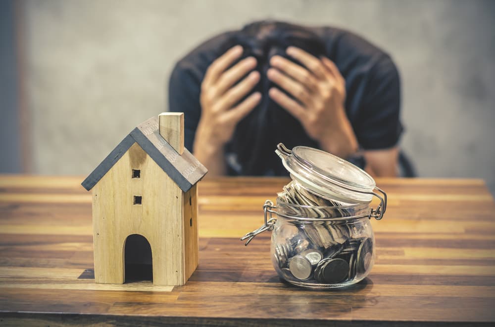 Por otra parte, incide en asuntos de economía por lo que debes extremar tus cuidados a la hora de firmar contratos, y muy importante, si tu trabajo está relacionado con dinero, ya bien sea en un banco, en un supermercado, tienda, negocio por cuenta propia mucho ojo con los billetes para no recibir algo falso o sacar mal una cuenta. También si vas a sacar dinero de un cajero automático evita horas nocturnas y solitarias, mejor es precaver, y no luego lamentar.
<br>