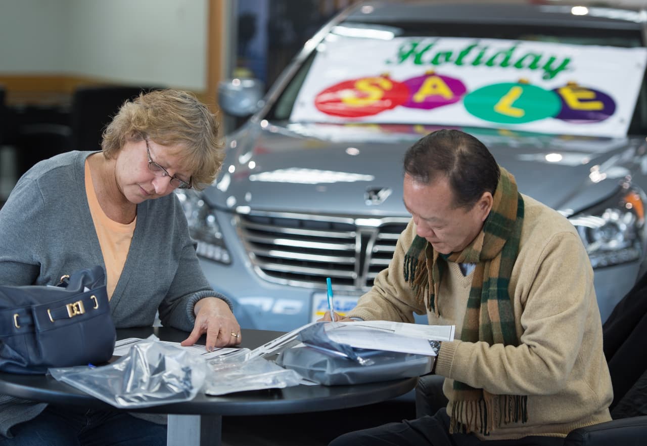 <b>7. CERRANDO EL TRATO</b>: Una vez que llegas a un acuerdo con el vendedor, te pasarán a cerrar el trato con 
<b>el financista</b>. En ese momento también evaluarán tu crédito y te mostrarán las opciones financieras que te pueden ofrecer. Pero también te tratarán de vender una gran cantidad de servicios y accesorios,
<b> la mayoría de ellos inútiles</b> como garantías servidas por terceras partes o sistemas anti robos redundantes.