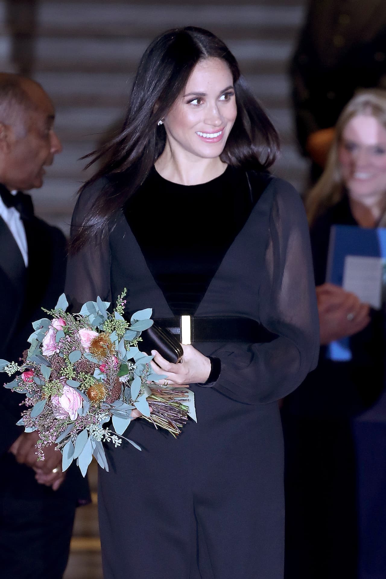 Meghan Markle en su primer evento oficial en solitario con vestido negro Givenchy.