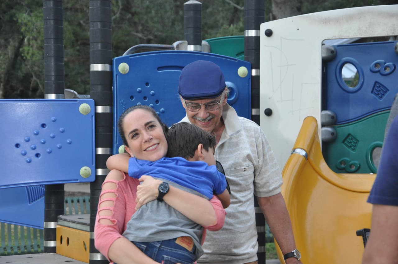 Daniel Lugo interpreta a Rafael, un abuelo analfabeta que aprende a tratar a su nieto con ternura. De su personaje dijo a Univision: “Rafael es un abuelo particular porque es un hombre que tuvo un hijo que perdió, lo perdió en la guerra. Eso lo afectó mucho y entonces ahora se ha dedicado a acompañar a su nuera, ayudándola a criar al nieto hijo del hijo que perdió. Parece que en su juventud su padre no fue cariñoso con él y él tampoco lo fue con su hijo con el que perdió, cosa que lamenta”.