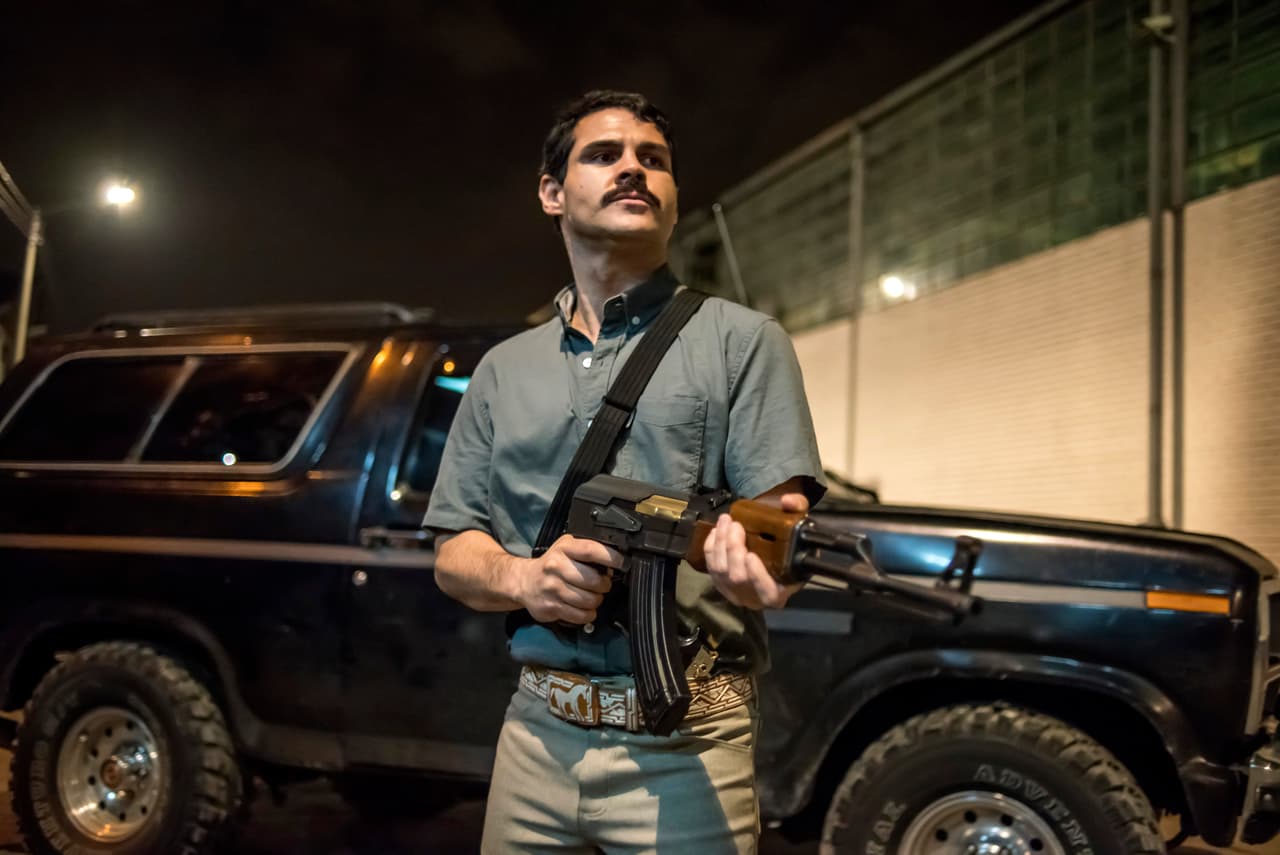 <b><a href="http://www.univision.com/series/el-chapo">Joaquín Guzmán Loera</a></b> no dejaría en el olvido 
<b><a href="http://www.univision.com/series/el-chapo/ramon-avendano-asesino-a-el-rayo-el-compadre-de-el-chapo-video">la muerte de su compadre 'El Rayo', quien fue asesinado por Ramón Avendaño</a></b>.