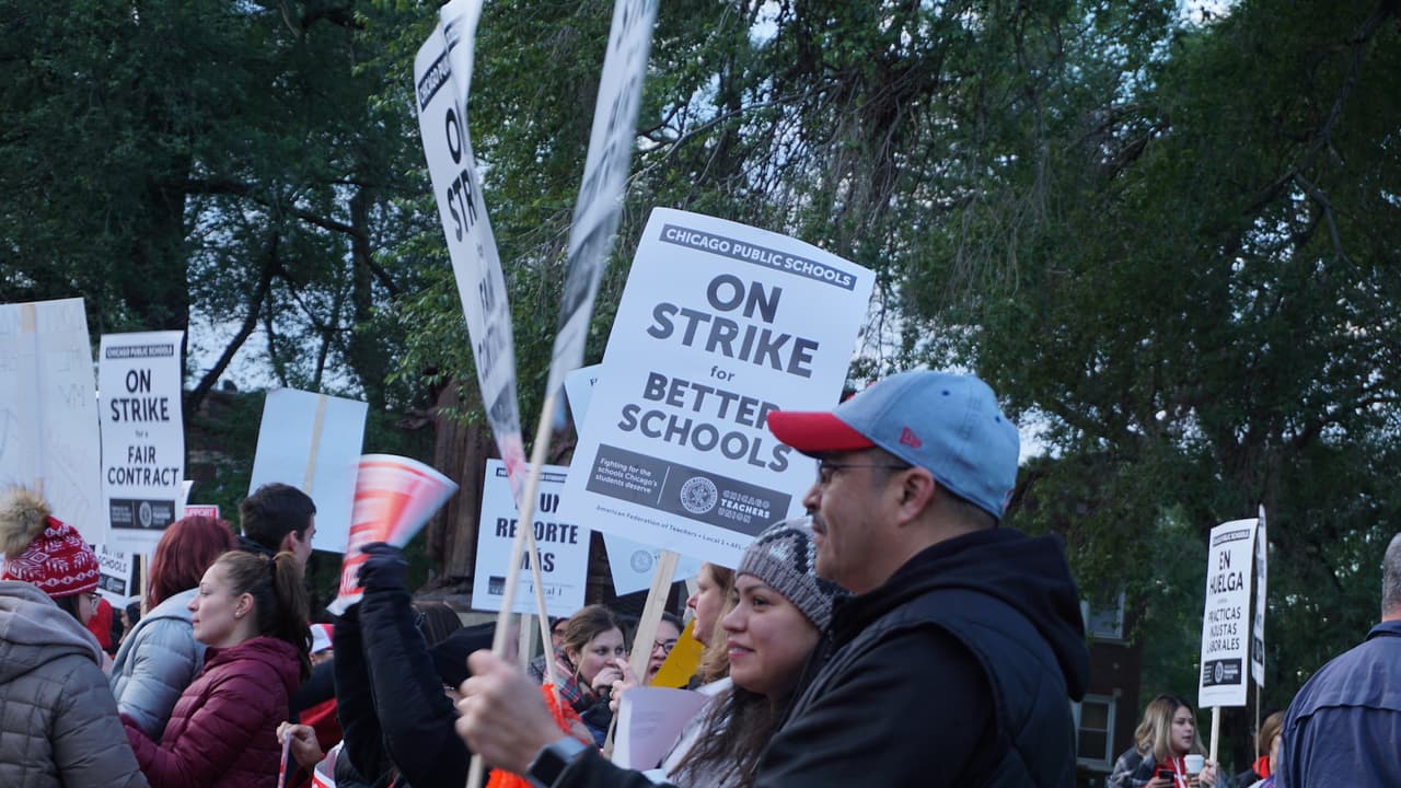 La huelga llega a las escuelas de Chicago, luego de que pasaran 
<a href="https://www.univision.com/local/chicago-wgbo/el-sindicato-de-maestros-de-chicago-rechaza-reporte-sobre-contrato-acercandose-a-la-posibilidad-de-huelga">meses de negociaciones</a> entre la administración de la ciudad y el Sindicato de Maestros de Chicago. Lightfoot dice que CTU considera que lo que le ofrecen no ha sido suficiente. Entre estas ofertas, se encuentra un aumento salarial del 16% por cinco años. Sin embargo, el Sindicato busca 15% por tres años, junto con otras condiciones.