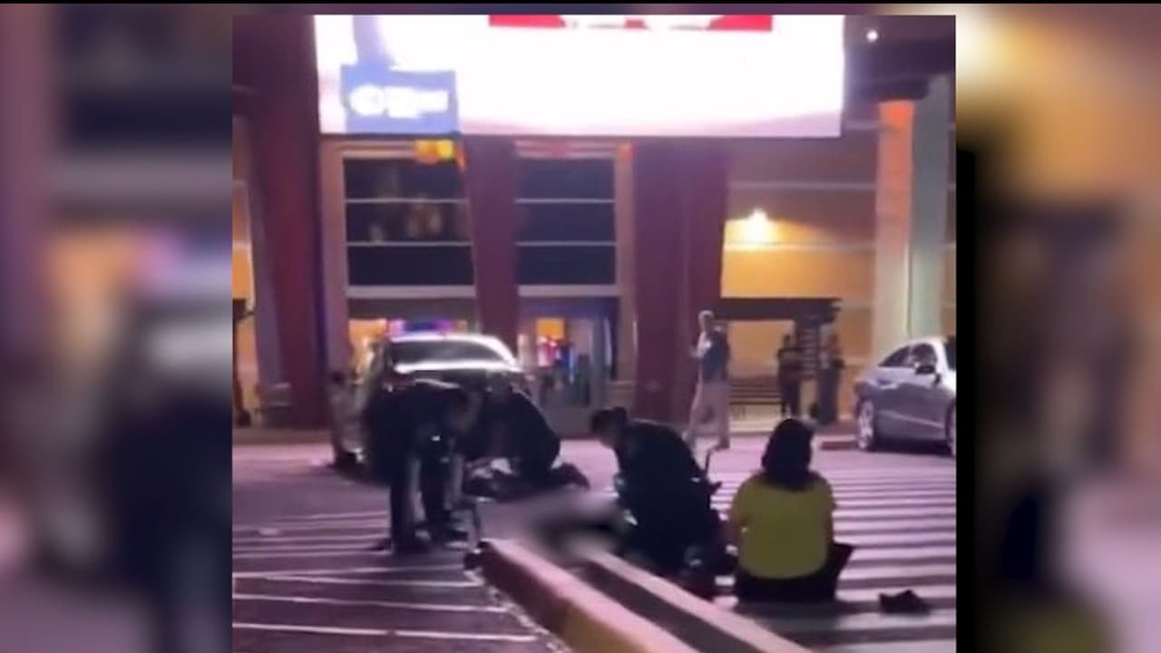 Otras personas 
<b>resultaron heridas de gravedad </b>y al menos tres fueron trasladadas en helicóptero hacia hospitales en San Antonio.
<br>
<br>Trejo agregó que al ver que los 
<b>paramédicos no atendieron de inmediato a los heridos </b>y ella misma tuvo que pedir auxilio y gritar para que recibiera atención, ya que una de las víctimas estaba perdiendo mucha sangre.