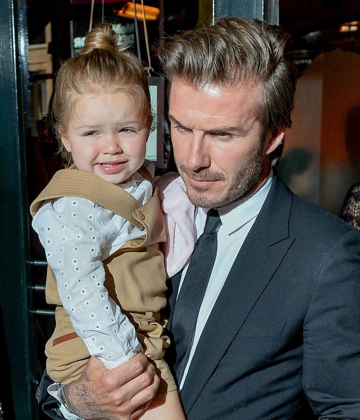 Como ven, David no suelta a su pequeña por nada del mundo.