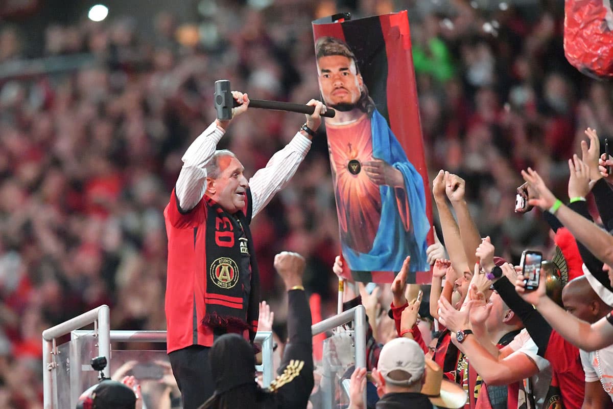 El dueño del Atlanta United, Arthur Blank, hizo parte de la celebración previa con los fanáticos del club.