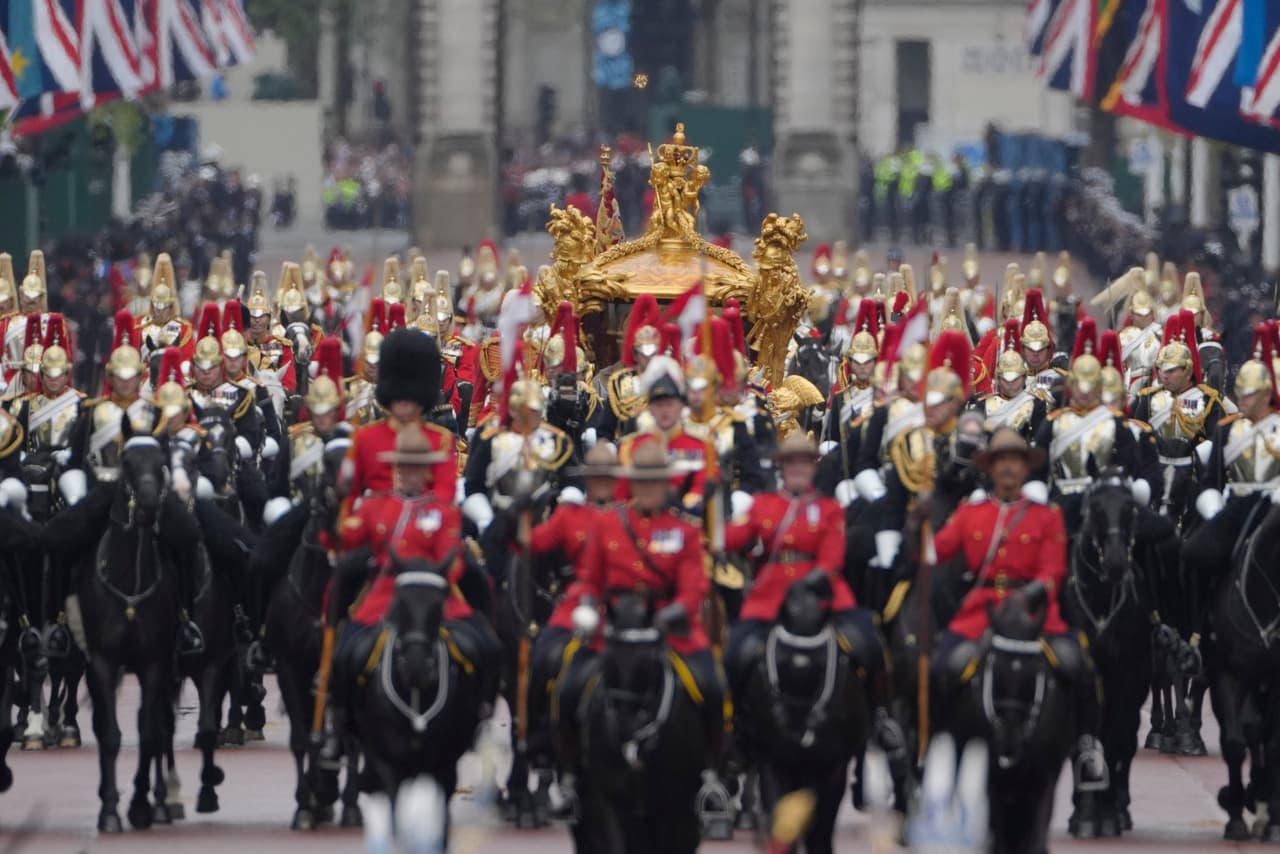 La procesión está dividida en ocho grupos, que incluyen a miembros de las Fuerzas Armadas de diversos países de la Commonwealth, así como de las distintas divisiones del Ejército británico. (AP Photo/Vadim Ghirda)