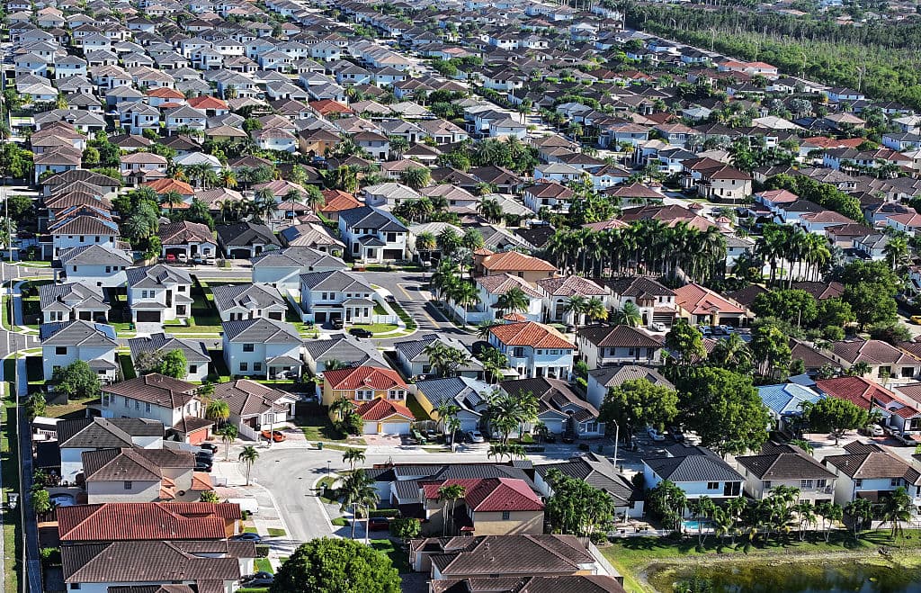 Se desacelera el mercado inmobiliario en Florida y los precios de las casas bajan