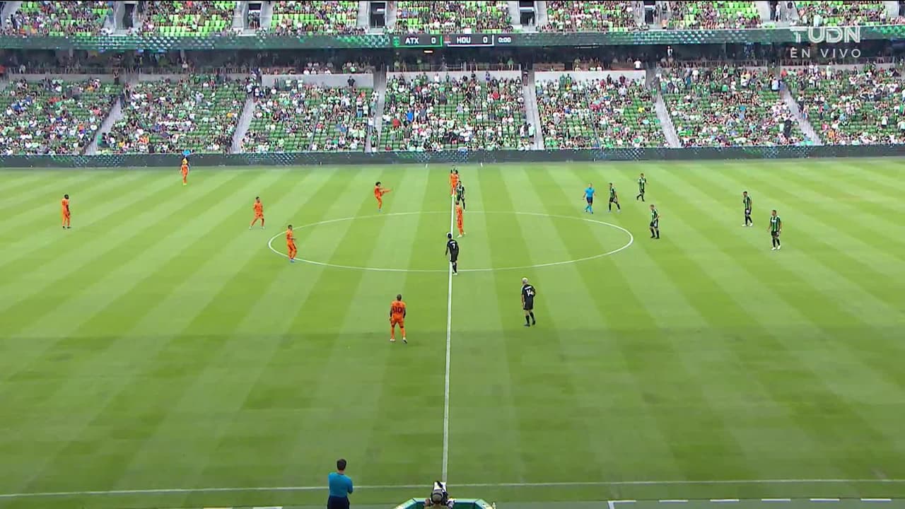 Arranca el partido y la pelota está en juego.