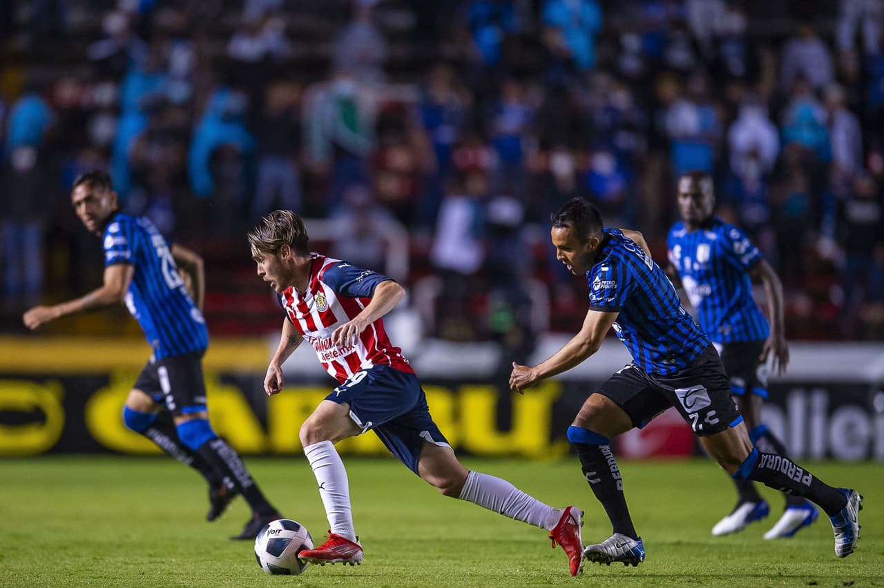 Jonathan Dos Santos es el héroe de la noche, ya que su solitario gol le da un valioso triunfo a Querétaro 1-0 sobre las Chivas.