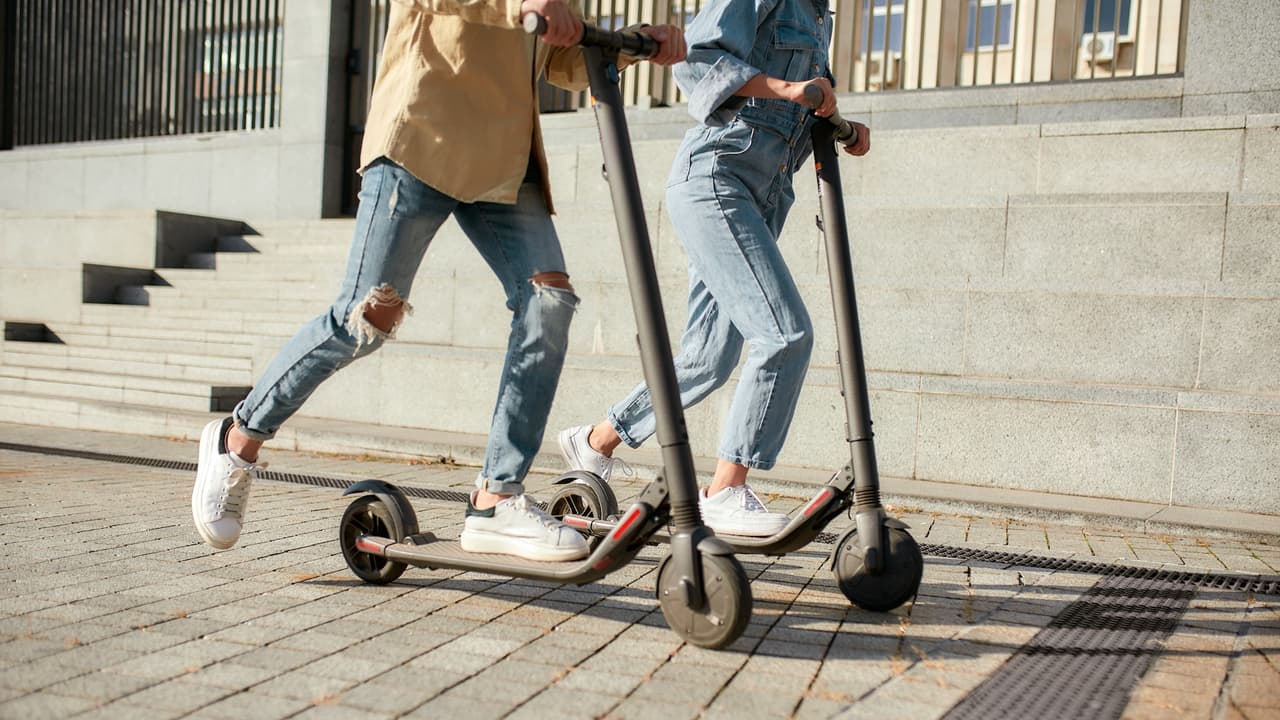 Ciudades de California refuerzan regulaciones a los scooters tras aumento de accidentes