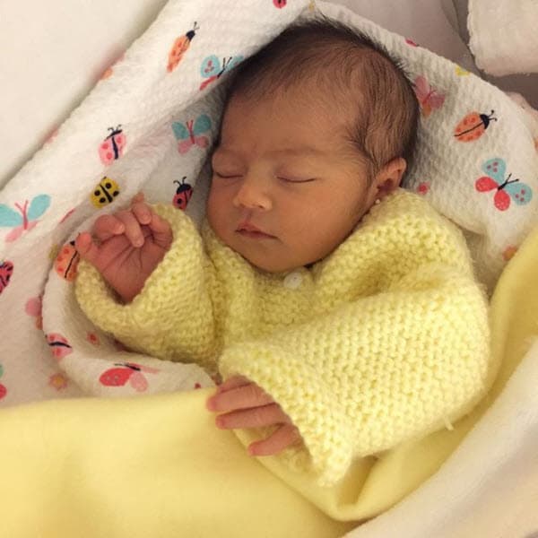 La bebita pesó 6.6 libras (3Kg) y midió 1.57 pies (47 cm).