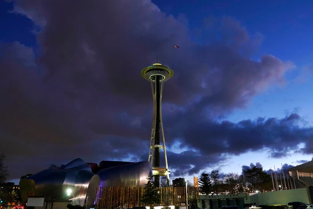 Dos jóvenes saltan en paracaídas desde el Space Needle de Seattle; la policía los busca