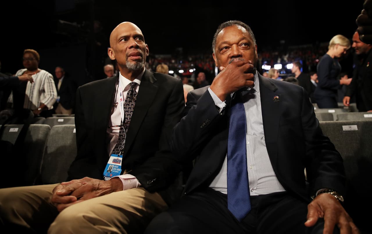 El ex jugador de la NBA Kareem Abdul-Jabbar y el demócrata Jesse Jackson.