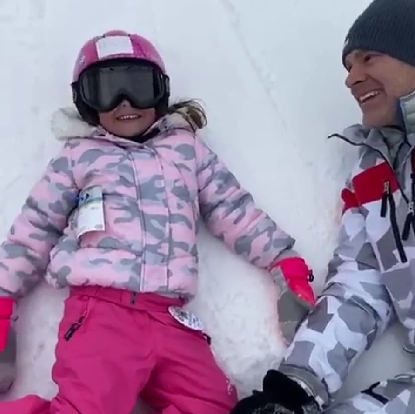 Aunque al final terminaron con un resbalón y en el suelo blanco, ambos gozaron la clase. Estas memorias serán inolvidables para Michelle y sus papás.