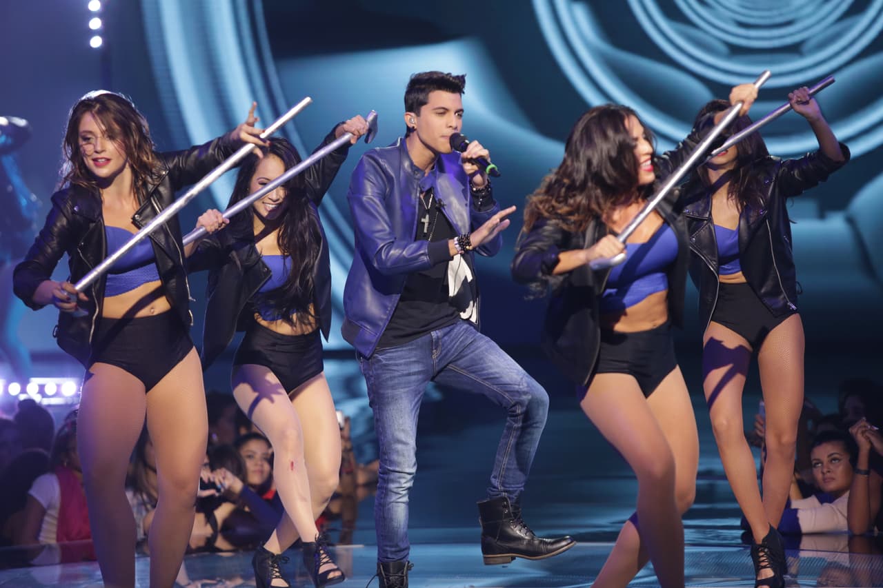 Una noche donde se le hizo honor al Latin GRAMMY, hubo sorpresas y la eliminación de un chico más. Esta noche le dijimos adiós a Sebastián y los jueces, además de no tener paciencia, fueron difíciles de complacer.