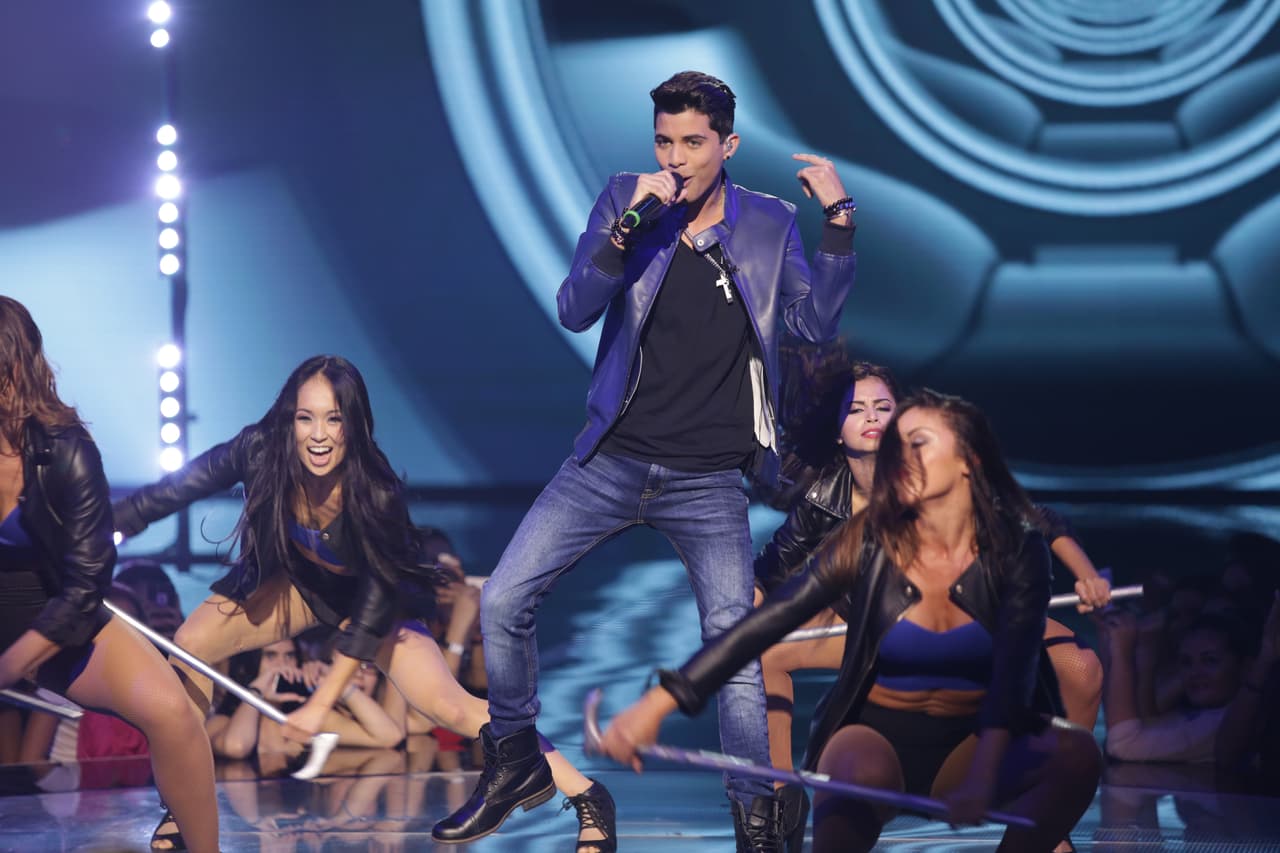 Una noche donde se le hizo honor al Latin GRAMMY, hubo sorpresas y la eliminación de un chico más. Esta noche le dijimos adiós a Sebastián y los jueces, además de no tener paciencia, fueron difíciles de complacer.