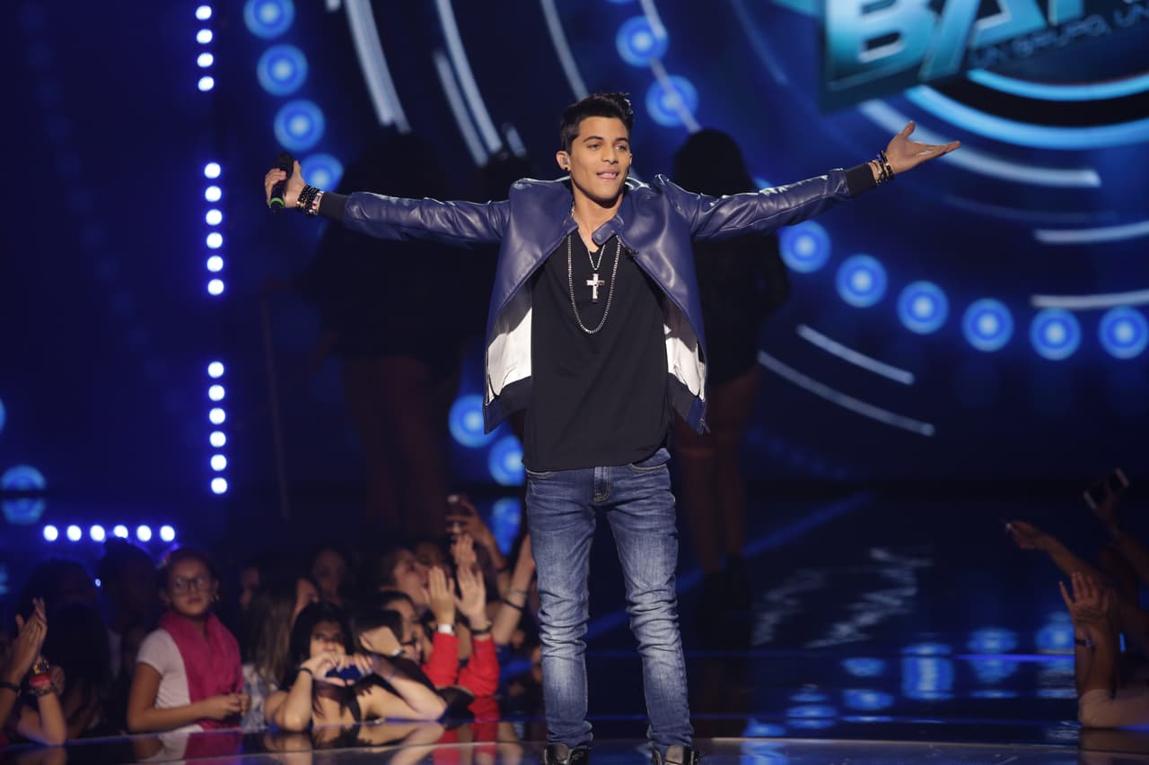 Una noche donde se le hizo honor al Latin GRAMMY, hubo sorpresas y la eliminación de un chico más. Esta noche le dijimos adiós a Sebastián y los jueces, además de no tener paciencia, fueron difíciles de complacer.