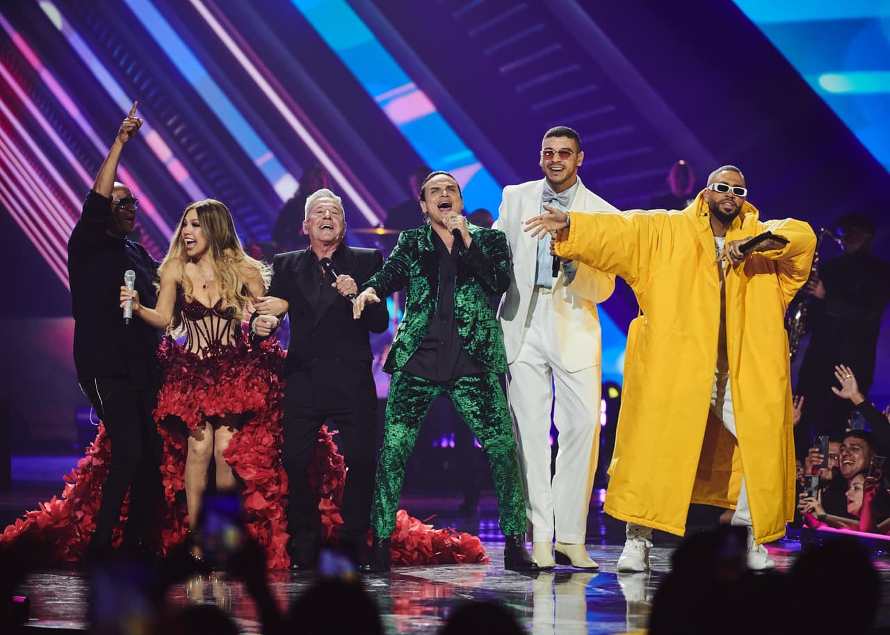 Ricardo Montaner preparó un medley muy especial, con Manuel Medrano interpretó 'Yo Te Amé', junto a Thalía cantó a ritmo de salsa 'La Cima del Cielo' y concluyó con una nueva versión en electrónica de 'Vamos Pa' La Conga' junto a Silvestre Dangond.
<br>