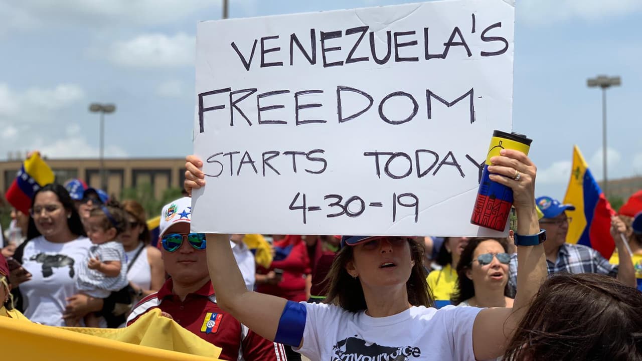 Venezolanos en el exterior salen a las calles para mostrar su apoyo al movimiento militar