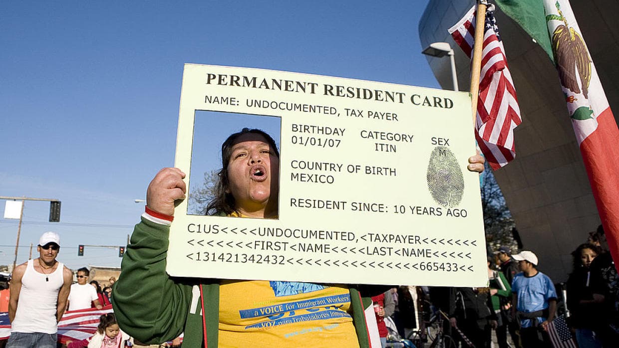 Asimismo, el Departamento de Rentas informó que 
<b>los padres que cuenten con un ITIN podrán realizar de igual manera la solicitud de los $ 335;</b> cabe recordar que la 
<a href="https://www.ncdor.gov/extracredit#aboutextra-credit-grant-program-extended-application--coming-soon---who-is-eligible-" target="_blank">aplicación del Ncdor</a> sólo aplica a quienes no ganaron suficiente dinero en 2019 para declarar sus impuestos. "Los que ganaron más del límite todavía tienen que pagar impuestos y lo pueden hacer con un SSN o con un ITIN", aclaró la abogada.