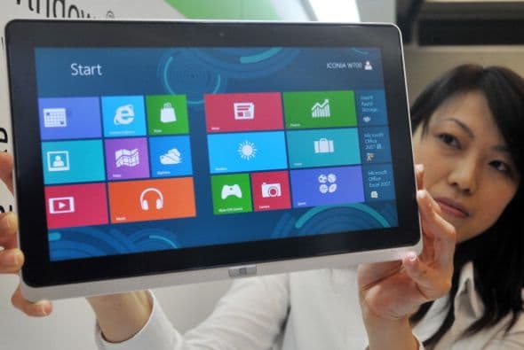 Windows 8 llegó. Diseñado para su manejo en pantallas táctiles, aunque funciona en dispositivos que irán desde los tradicionales ordenadores de mesa hasta tabletas de 10 pulgadas. Entre sus maravillas, permite el funcionamiento de aplicaciones de forma simultánea, puedes dividir la pantalla en dos y hace desaparecer los menús de control, que pueden ser activados pasando el dedo por esa zona.