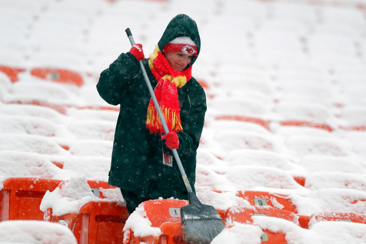 Antes del partido hubo mucho trabajo también para remover la nieve de los asientos para los aficionados.