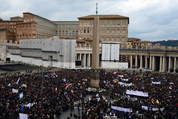 Miles de personas caminaban desde todas las direcciones hacia San Pedro pues era la única forma de alcanzar el Vaticano ante la multitud de carreras que se celebraban en el centro histórico de Roma.