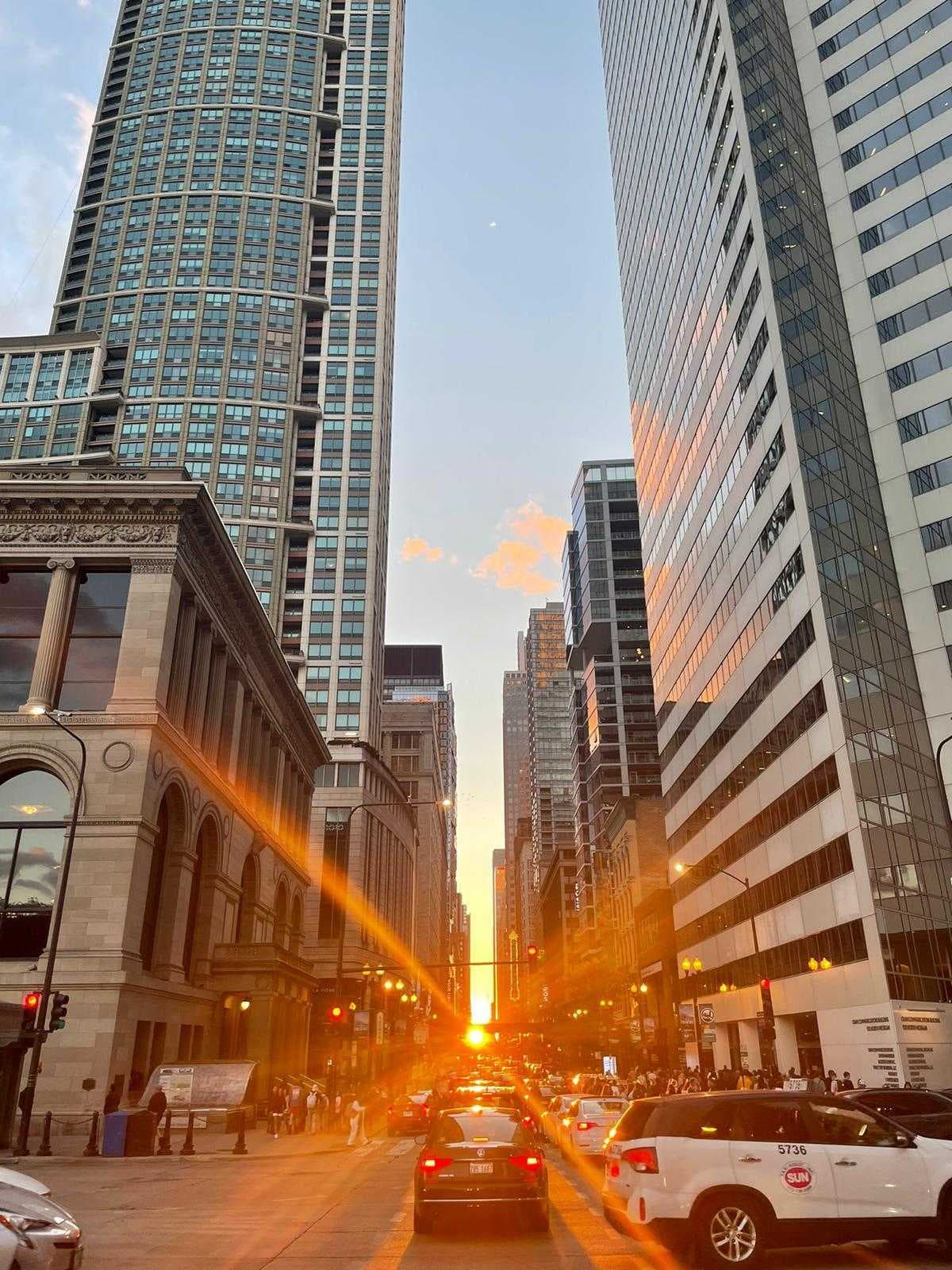 Chicagohenge otoño 2022 en Chicago. A lo lejos se veía el Sol en medio de los enormes edificios de la ciudad.