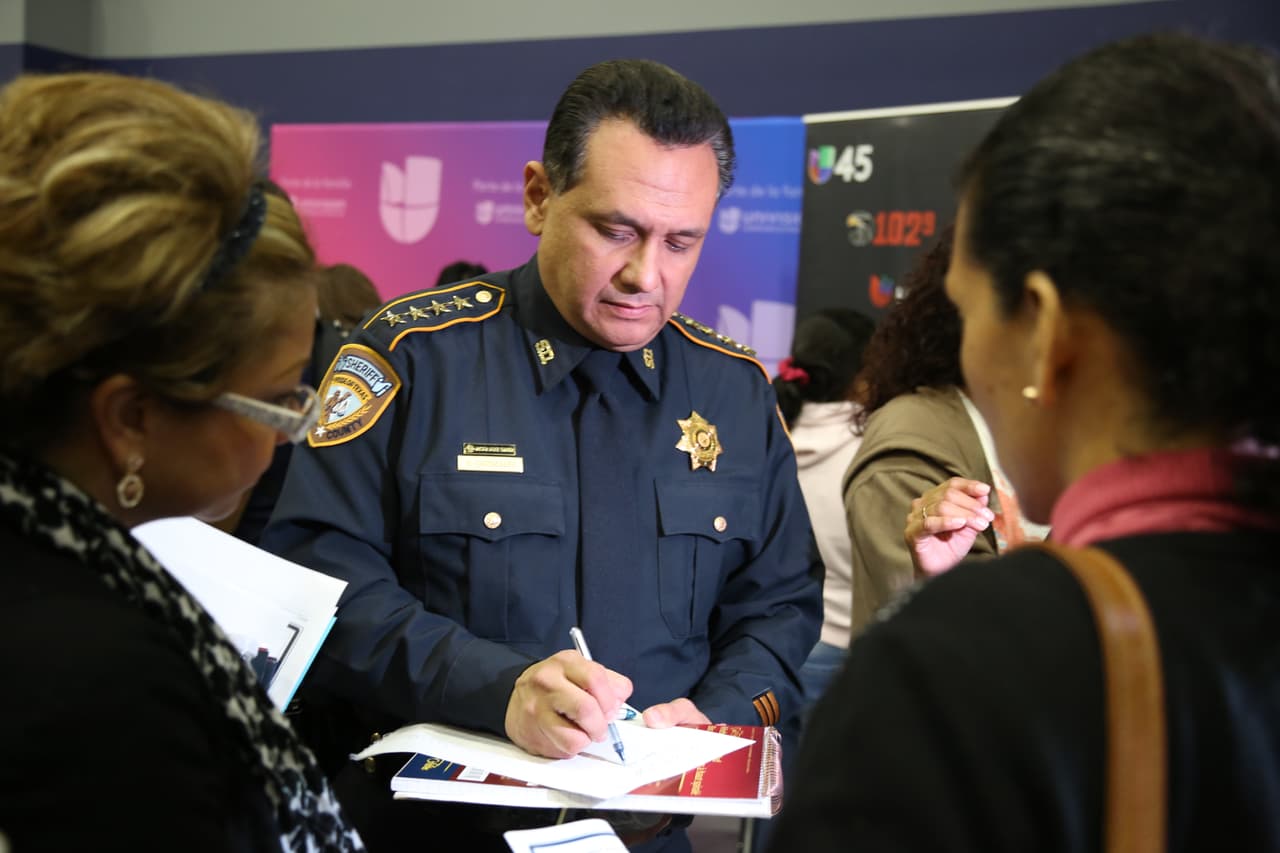 El sheriff Ed González conversó con los asistentes al evento y respondió sus preguntas al finalizar el foro informativo.