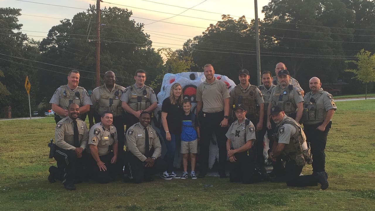 La viuda de Dixon, al centro junto a Caden, también posó junto a los oficiales.