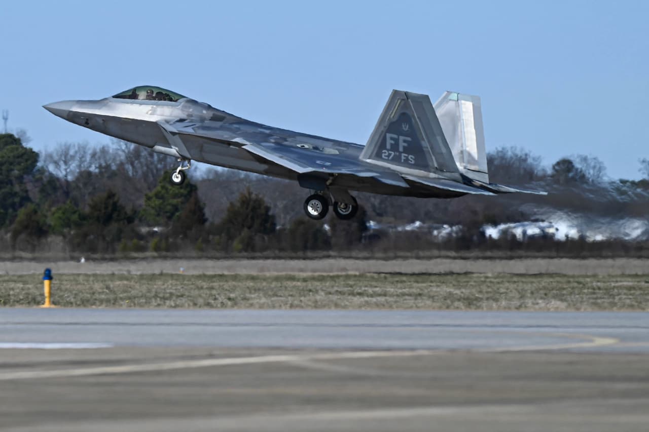 Esta foto proporcionada por la Fuerza Aérea de EEUU muestra a un F-22 Raptor despegando desde la Base Conjunta Langley-Eustis, en Virginia, el sábado 4 de febrero. Bajo órdenes del presidente Joe Biden, aviones militares derribaron el globo que viajaba a gran altura frente a la costa de Carolina del Sur. (Airman 1st Class Mikaela Smith/U.S. Air Force via AP)