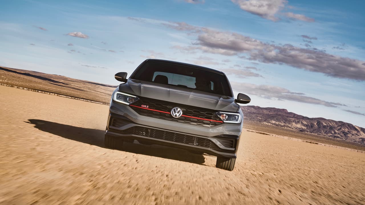 Este jueves debutó en el auto Show de Chicago el nuevo 
<b>Volkswagen Jetta GLI</b>, la versión de la línea Jetta que pretende llamar la atención de los amantes del manejo fogoso.