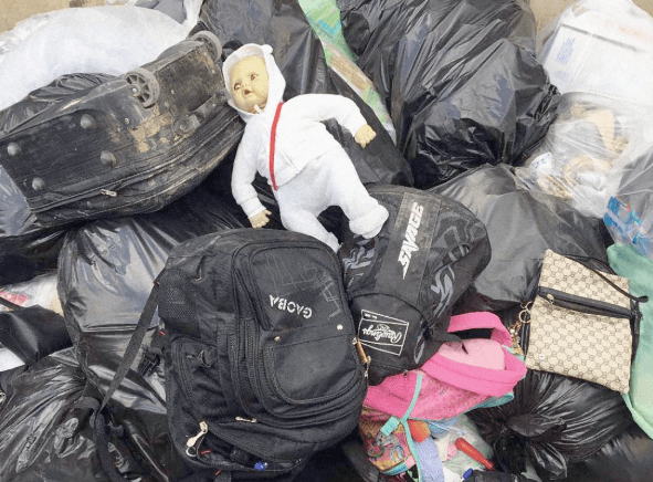 Estas son las pertenencias de los inmigrantes retenidos en el centro de procesamiento de la Patrulla Fronteriza en El Paso del Norte.