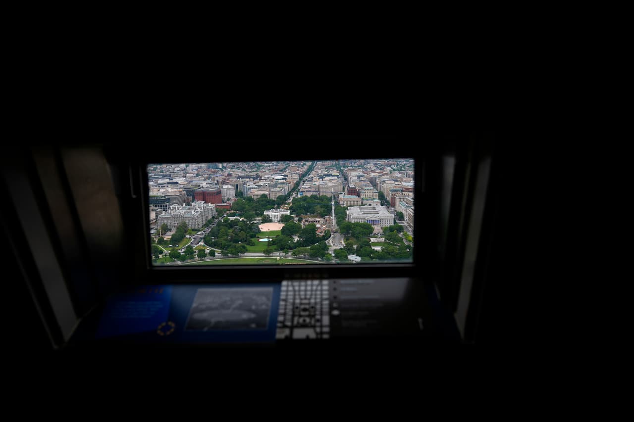 Vista desde el interior del Monumento a Washington que muestra las obras que continúan en la construcción del salón de baile de la Casa Blanca, el jueves 21 de mayo de 2026, en Washington, donde antes se ubicaba el Ala Este.