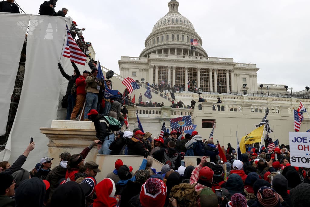 Fueron cientos de manifestantes los que derrumbaron las barricadas de metal que rodean la parte trasera del Congreso de Estados Unidos y finalmente, consiguieron entrar violentamente al interior del Capitolio.