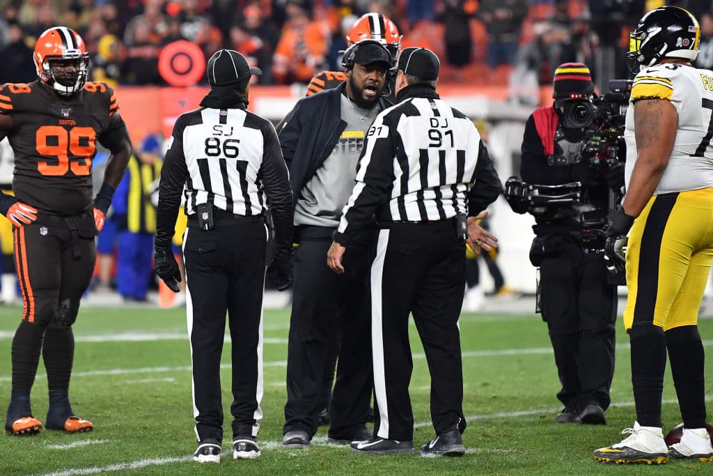 El liniero defensivo de los Browns, Myles Garrett golpeó con el casco al quarterback de los Steelers, Mason Rudolph. Hubo tres expulsiones.