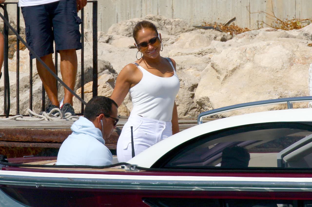 Barbash todavía cumple una probatoria, tras haberse declarado culpable de conspiración, asalto y robo a gran escala. Mientras Jennifer López anda de fiesta con A-Rod por el sur de Francia, ella ya ha puesto el asunto 
<b>en manos de su abogado</b>.