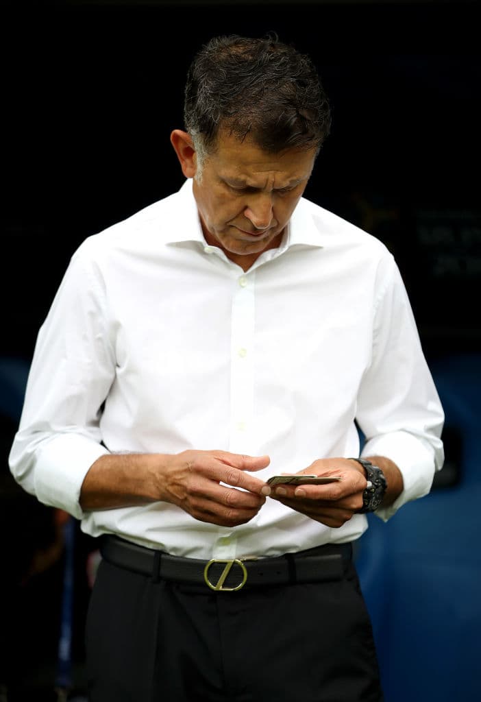 Osorio llamó la atención con un papel que dejó ver luego de su saludo con el técnico de Corea del Sur.