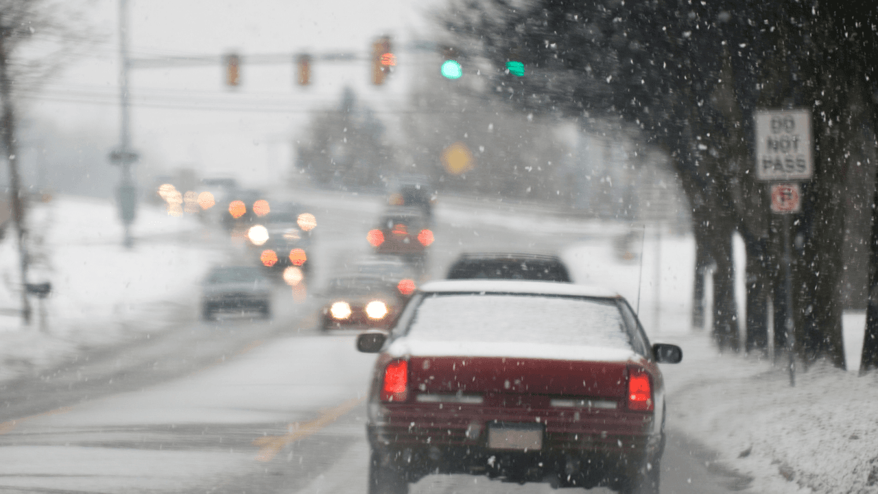 <b>Conduce despacio</b>
<br> Ajusta tu velocidad al mínimo, considera que la tracción es menor, los tiempos de aceleración y frenado se modifican. Las probabilidades de derrapar son altas.