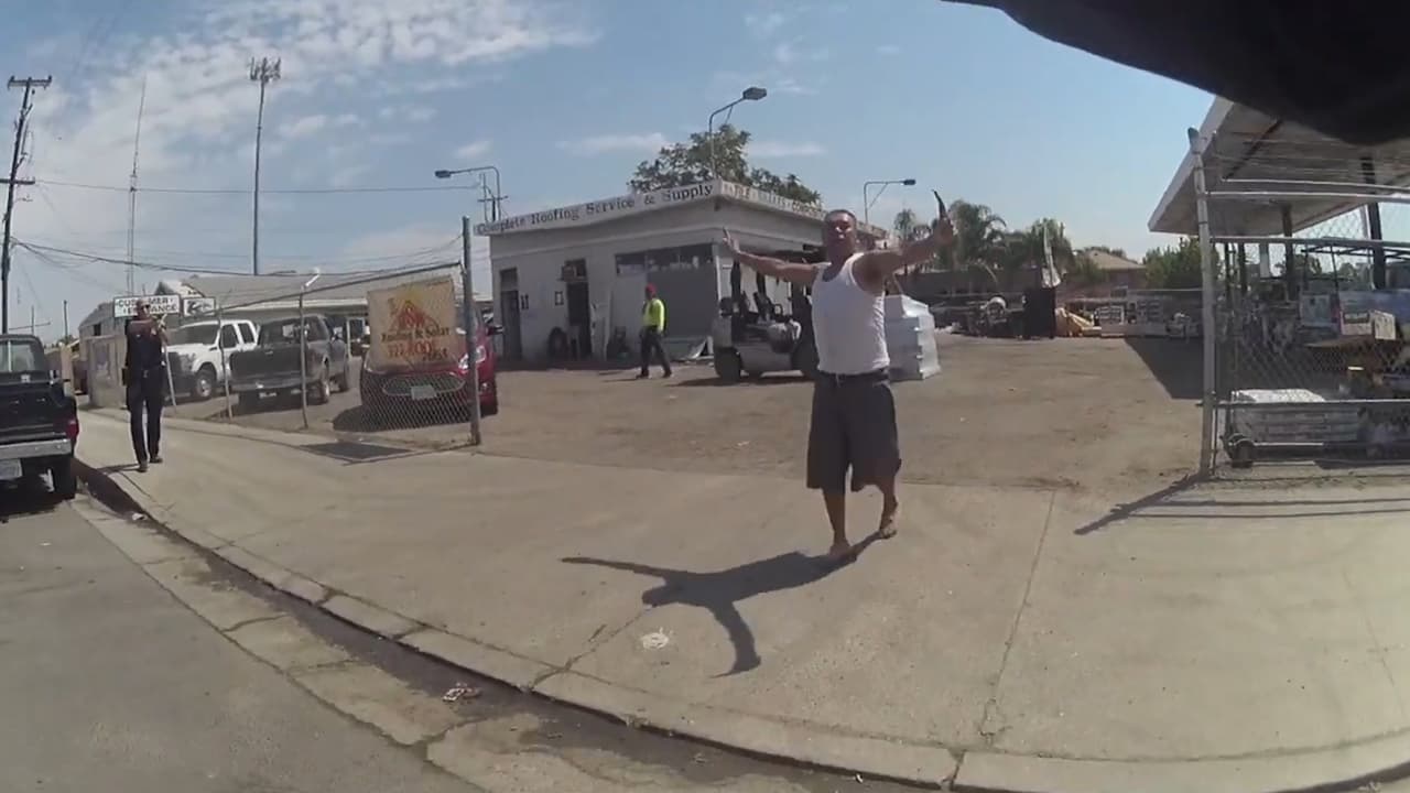 Policía de Bakersfield dispara contra hispano que lo embestía con un cuchillo en la mano