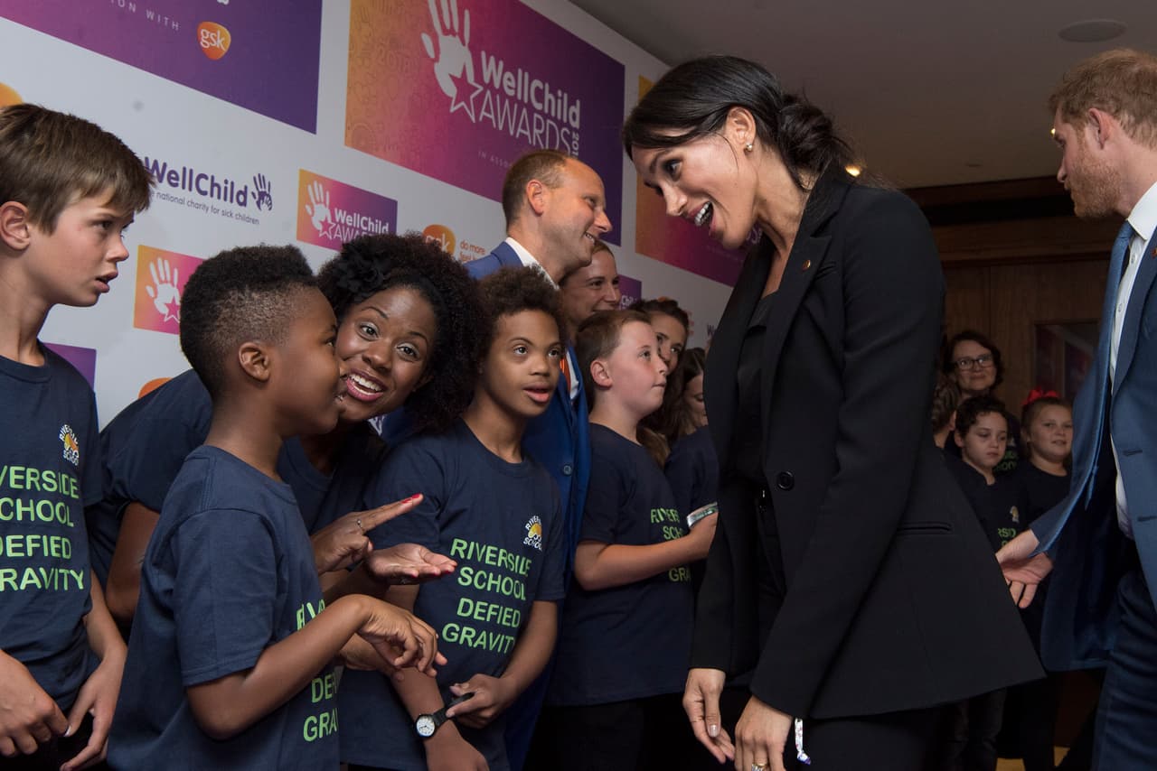 Fue muy poco el tiempo en que estuvieron solos, pues Meghan y Harry no pudieron ocultar su amor por los niños.